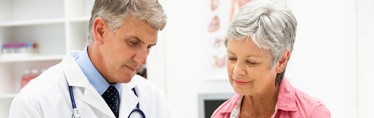 Beratungsgespräch zwischen Arzt und Patientin